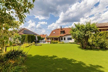 Hauptbild Hegerich: Stilvolles Zweifamilienhaus mit Wintergarten und vielseitigen Nutzungsmöglichkeiten
