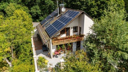 Hauptbild HEGERICH: Großzügiges Familienhaus mit weitläufigem Garten in begehrter Lage von Schwaig